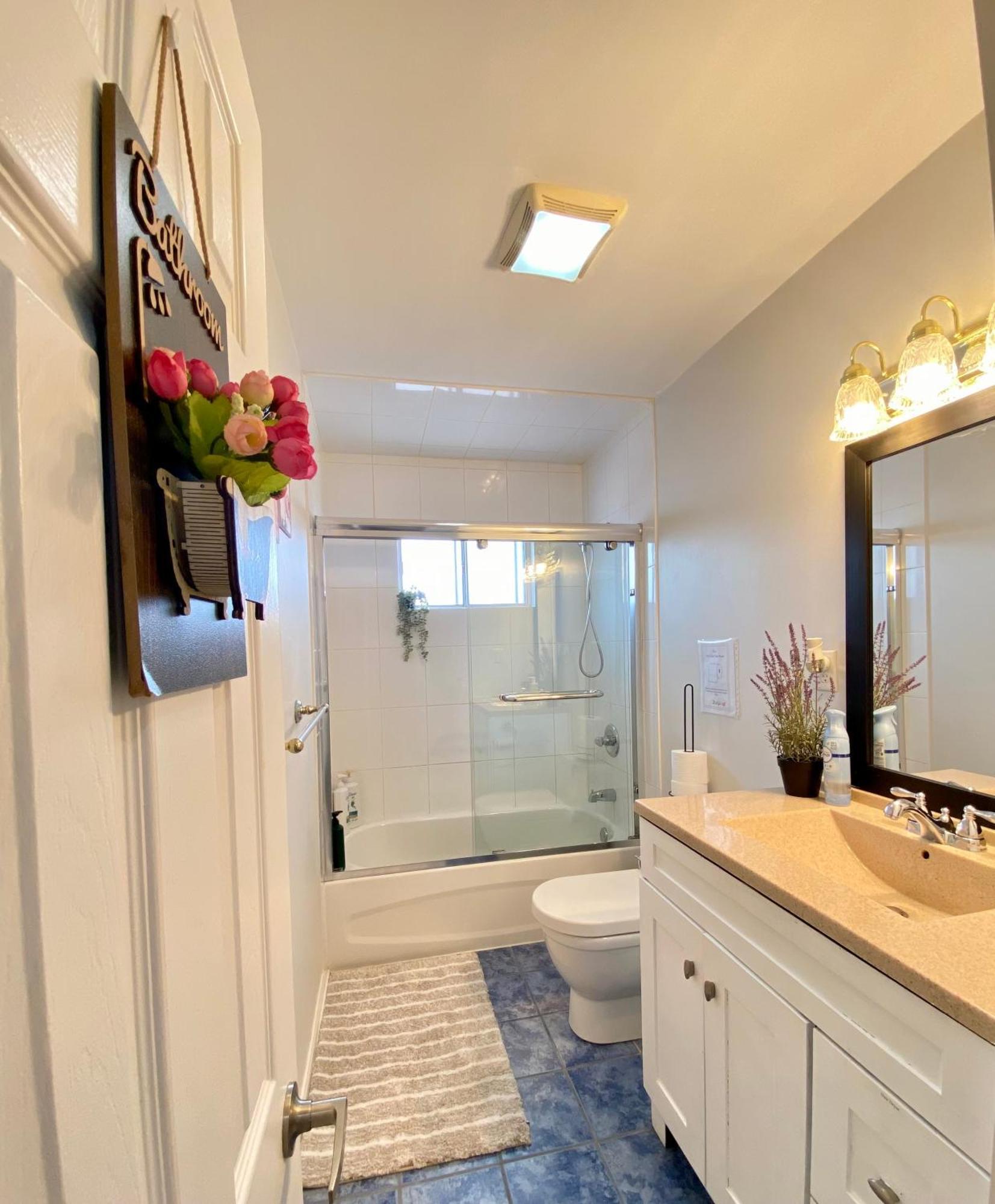 Sunny House - Main Floor, Free Parking, In Toronto Hotel Luaran gambar