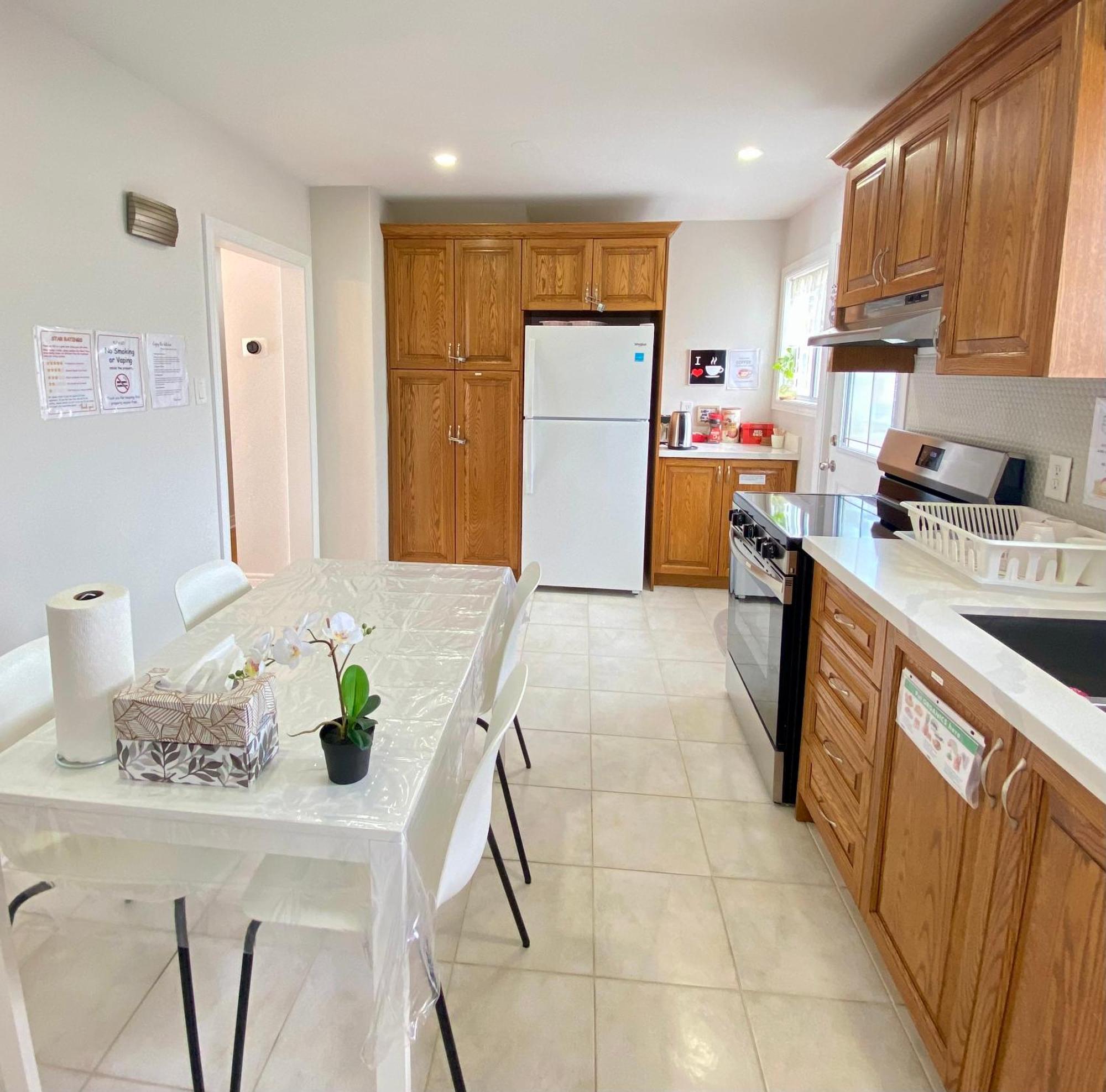 Sunny House - Main Floor, Free Parking, In Toronto Hotel Luaran gambar